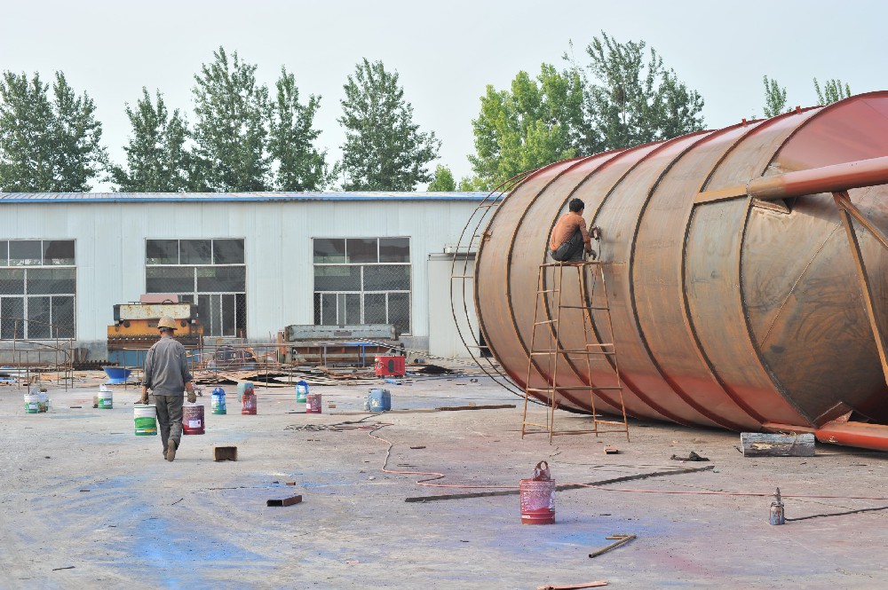 室外设施焕新装：醇酸防锈漆的刷新之选