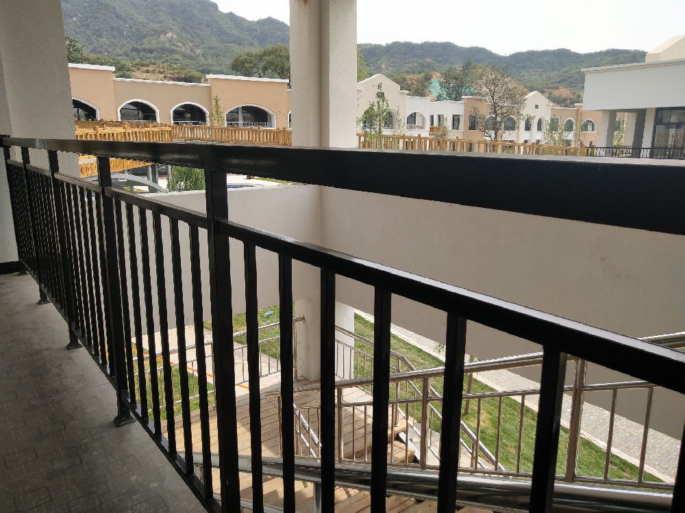 守护金属护栏之美：探索专业醇酸面漆的卓越维护之道